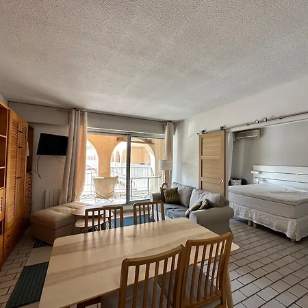 Hyetai Pour 4 Personnes Face Au Port A Apartment Hyeres
