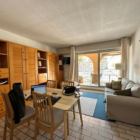 Hyetai Pour 4 Personnes Face Au Port A Apartment Hyeres