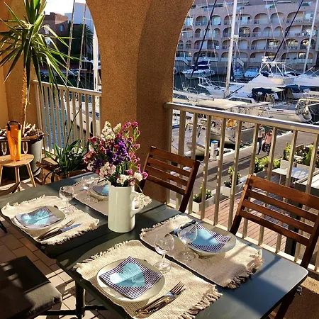 Apartment Hyetai Pour 4 Personnes Face Au Port A